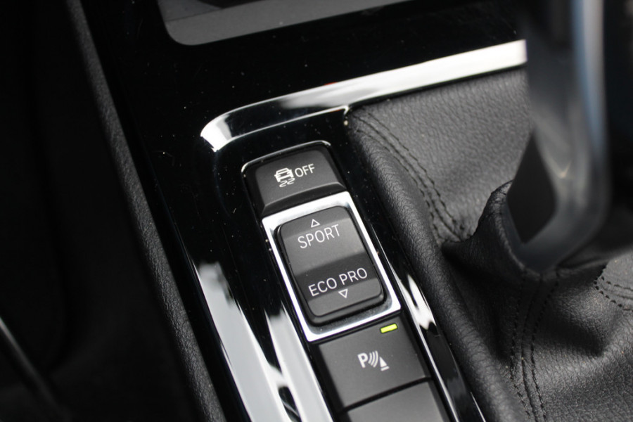BMW X1 sDrive18i High Executive / Panoramadak / Leder / Head-up / Parkeerhulp V+A / Navigatie / 17'' / Stoelverwarming / Cruise Control