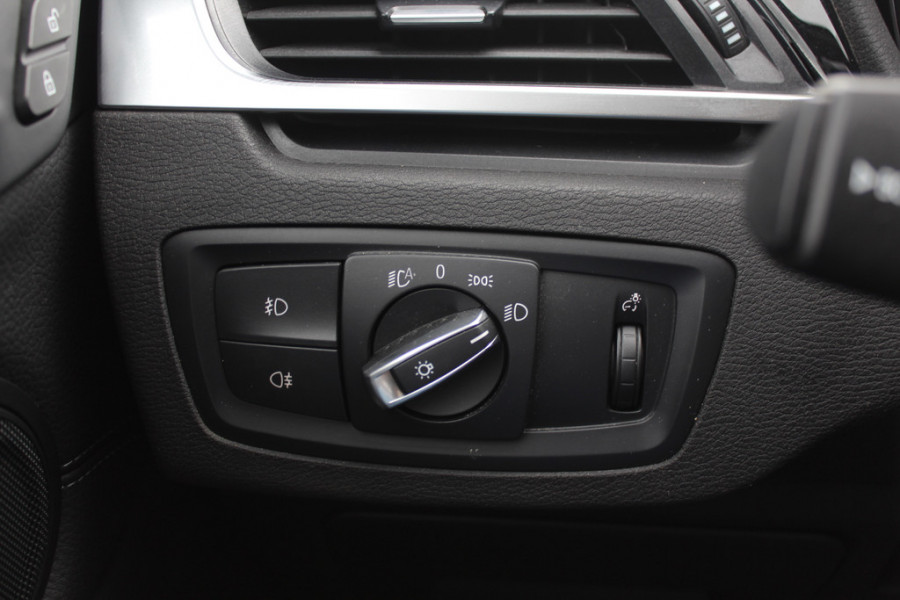 BMW X1 sDrive18i High Executive / Panoramadak / Leder / Head-up / Parkeerhulp V+A / Navigatie / 17'' / Stoelverwarming / Cruise Control