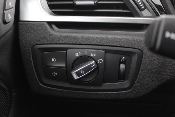 BMW X1 sDrive18i High Executive / Panoramadak / Leder / Head-up / Parkeerhulp V+A / Navigatie / 17'' / Stoelverwarming / Cruise Control