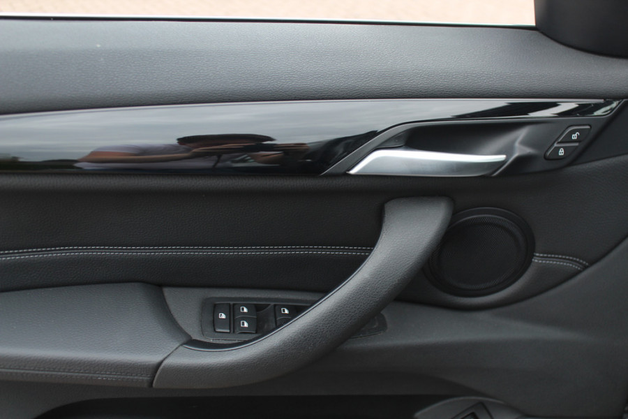 BMW X1 sDrive18i High Executive / Panoramadak / Leder / Head-up / Parkeerhulp V+A / Navigatie / 17'' / Stoelverwarming / Cruise Control