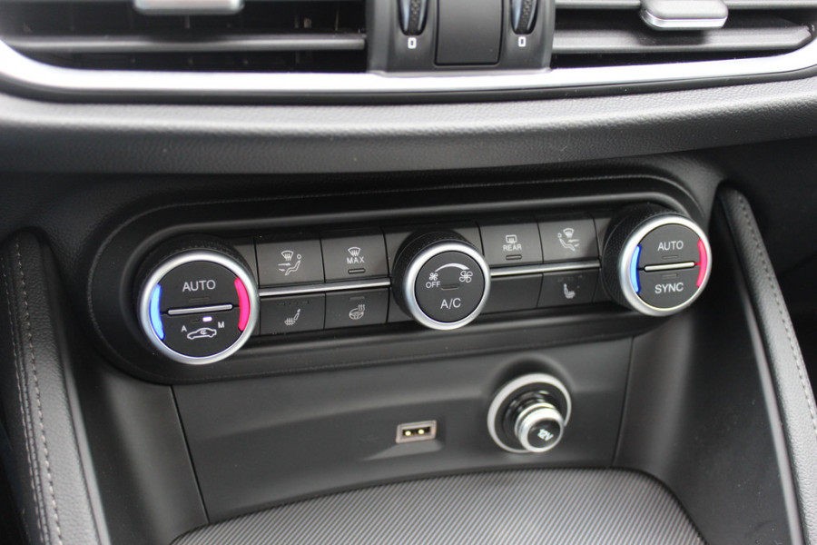 Alfa Romeo Stelvio 2.0 T AWD B-Tech / Panoramadak / Camera / Leder / 19'' / CarPlay / Harman Kardon / Navigatie / Stoel+Stuurverwarming / DAB / Dodehoek / Cruise Control