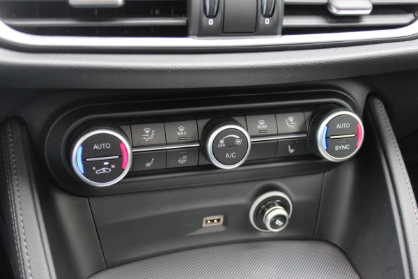 Alfa Romeo Stelvio 2.0 T AWD B-Tech / Panoramadak / Camera / Leder / 19'' / CarPlay / Harman Kardon / Navigatie / Stoel+Stuurverwarming / DAB / Dodehoek / Cruise Control