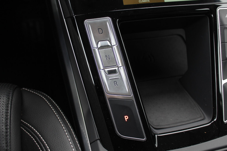 Jaguar I-PACE EV320 SE Business Pack 90 kWh / SoH 89.7% / 3fase Laden / Trekhaak / Panoramadak / 360Camera / Leder / 20'' / Meridian / Keyless / Stuur+Stoelverwarming / Dodehoek / DAB / Cruise Control
