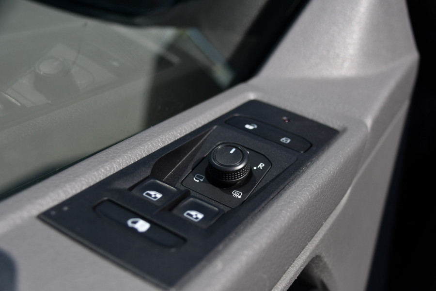 Volkswagen Transporter 2.0 TDI L2H1 30 Bulli Virtual, Adaptieve Cruise, Carplay, LED, Stoelverwarming, Standkachel, Trekhaak, Automaat, Multimedia, 150pk, Uniek!