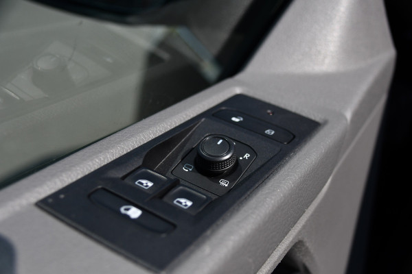 Volkswagen Transporter 2.0 TDI L2H1 30 Bulli Virtual, Adaptieve Cruise, Carplay, LED, Stoelverwarming, Standkachel, Trekhaak, Automaat, Multimedia, 150pk, Uniek!