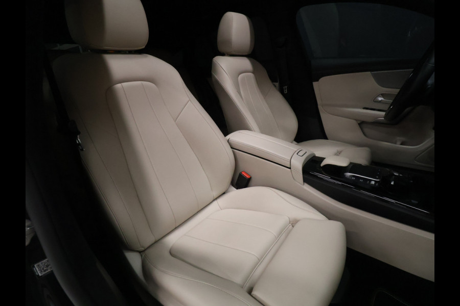 Mercedes-Benz CLA-Klasse Shooting Brake 200 Business Solution Luxury [SCHUIFKANTELDAK, SFEERVERLICHTING, TREKHAAK UITKLAPBAAR, MEMORY SEATS, BURMESTER, APPLE CARPLAY, ANDROID, STOELVERWARMING, CAMERA, VOL LEDER, CRUISE, CLIMATE, NIEUWSTAAT]