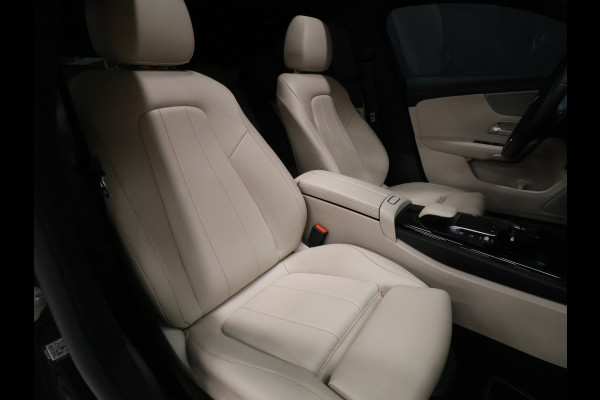 Mercedes-Benz CLA-Klasse Shooting Brake 200 Business Solution Luxury [SCHUIFKANTELDAK, SFEERVERLICHTING, TREKHAAK UITKLAPBAAR, MEMORY SEATS, BURMESTER, APPLE CARPLAY, ANDROID, STOELVERWARMING, CAMERA, VOL LEDER, CRUISE, CLIMATE, NIEUWSTAAT]