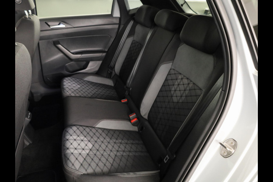Volkswagen Polo 1.0 TSI R-Line Business 95 PK | Navigatie | Camera | Stoelverwarming | Extra getint glas