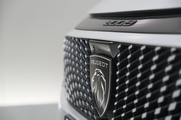 Peugeot 3008 1.2 Hybrid 136 GT | Panoramadak | FOCAL Audio | Alcantara Executive Pakket | 360 Camera | Adaptieve Cruise Control