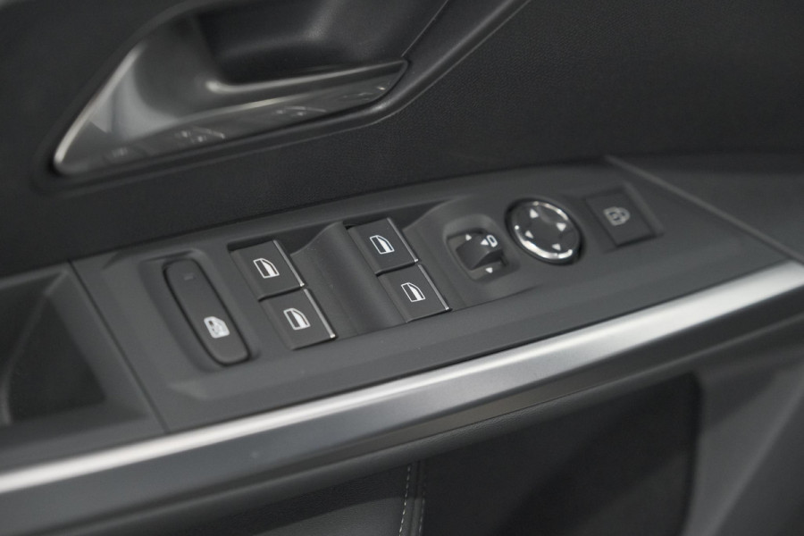 Peugeot 3008 1.2 Hybrid 136 GT | Panoramadak | FOCAL Audio | Alcantara Executive Pakket | 360 Camera | Adaptieve Cruise Control
