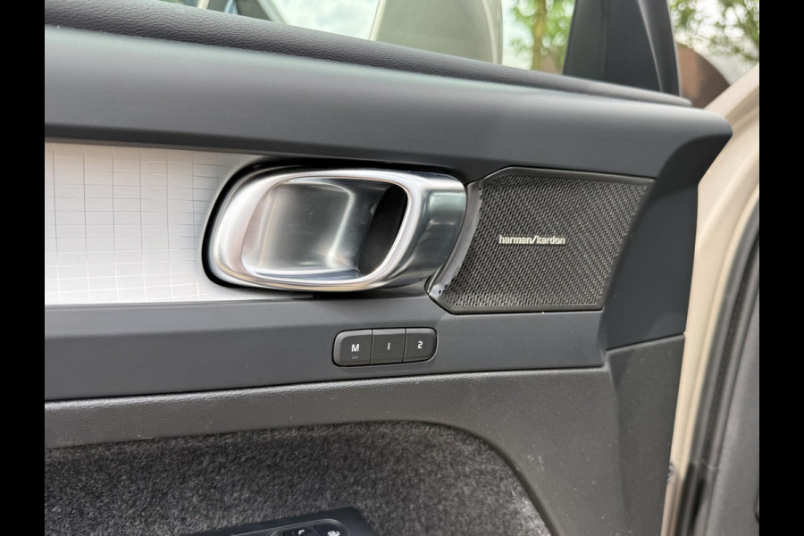 Volvo XC40 1.5 T4 Plug-in hybrid Plus Bright VOLVO DEALER ONDERHOUDEN | PANO| 360 CAMERA| HARMAN KARDON| STOEL + STUURVERWARMING|