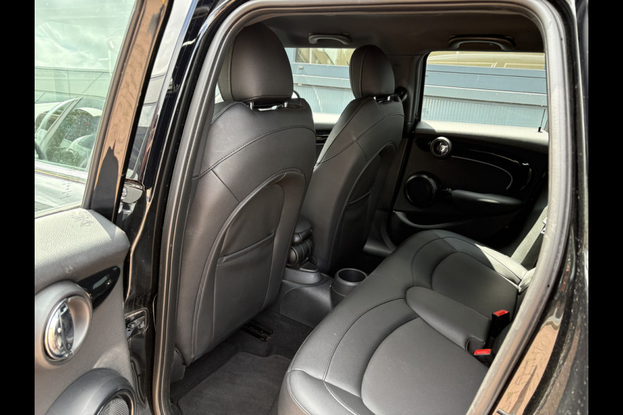 MINI 5-deurs 1.5 Automaat 136pk Cooper 5-drs. LEDER/NAVI/CARPLAY/CLIMA/PDC/LED