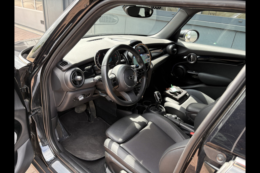 MINI 5-deurs 1.5 Automaat 136pk Cooper 5-drs. LEDER/NAVI/CARPLAY/CLIMA/PDC/LED