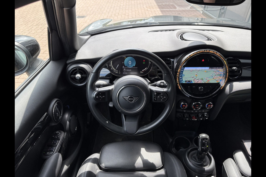 MINI 5-deurs 1.5 Automaat 136pk Cooper 5-drs. LEDER/NAVI/CARPLAY/CLIMA/PDC/LED