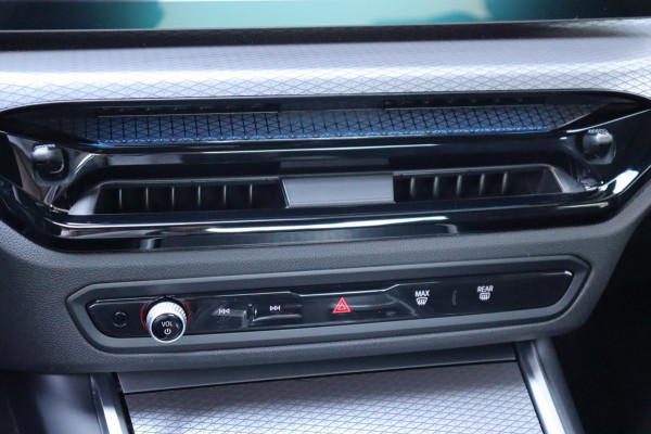 BMW 3 Serie 330E xDrive M-sport Pro Tansanitblau HUD ambiance verl. leer+vw stuurverw el.klep camera's