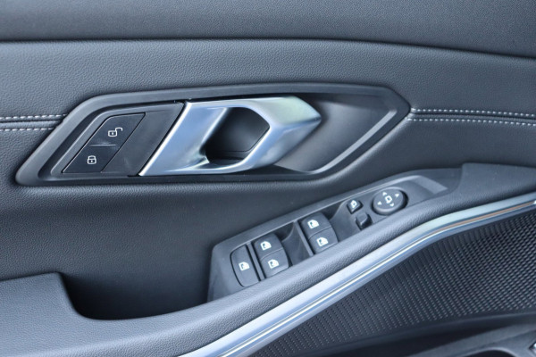BMW 3 Serie 330E xDrive M-sport Pro Tansanitblau HUD ambiance verl. leer+vw stuurverw el.klep camera's