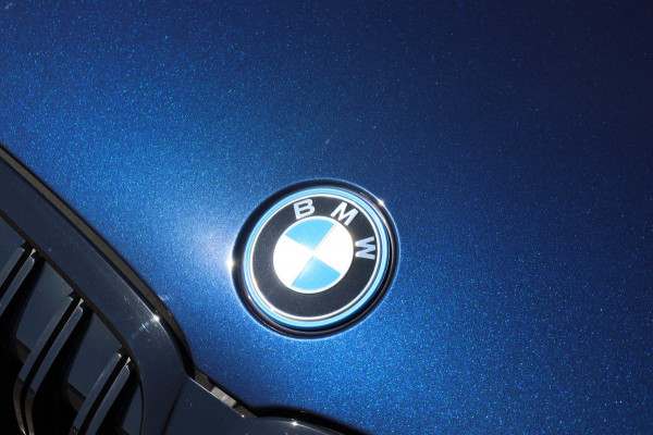 BMW 3 Serie 330E xDrive M-sport Pro Tansanitblau HUD ambiance verl. leer+vw stuurverw el.klep camera's