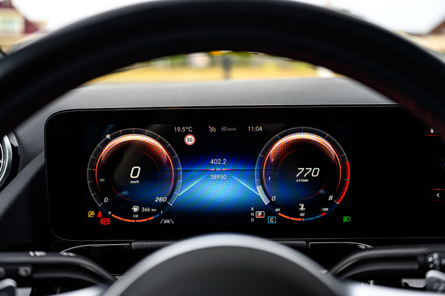 Mercedes-Benz B-Klasse 180 Business Solution AMG Pano/Sfeer/Camera/Memory
