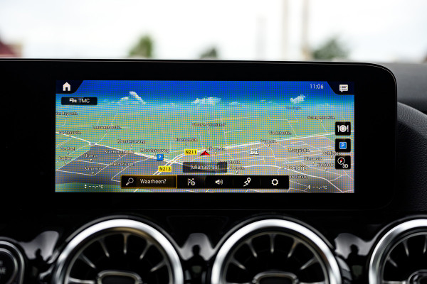 Mercedes-Benz B-Klasse 180 Business Solution AMG Pano/Sfeer/Camera/Memory