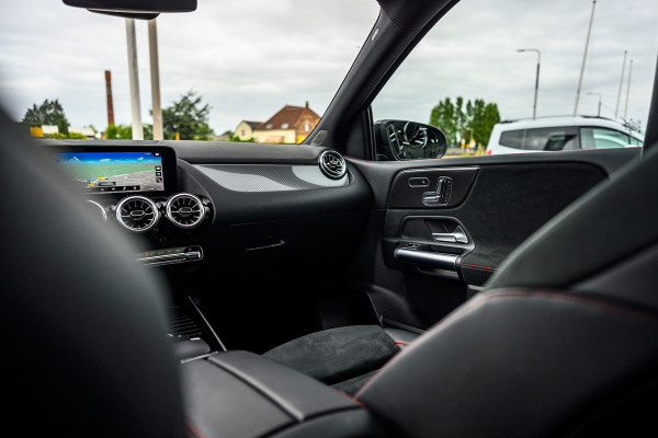 Mercedes-Benz B-Klasse 180 Business Solution AMG Pano/Sfeer/Camera/Memory