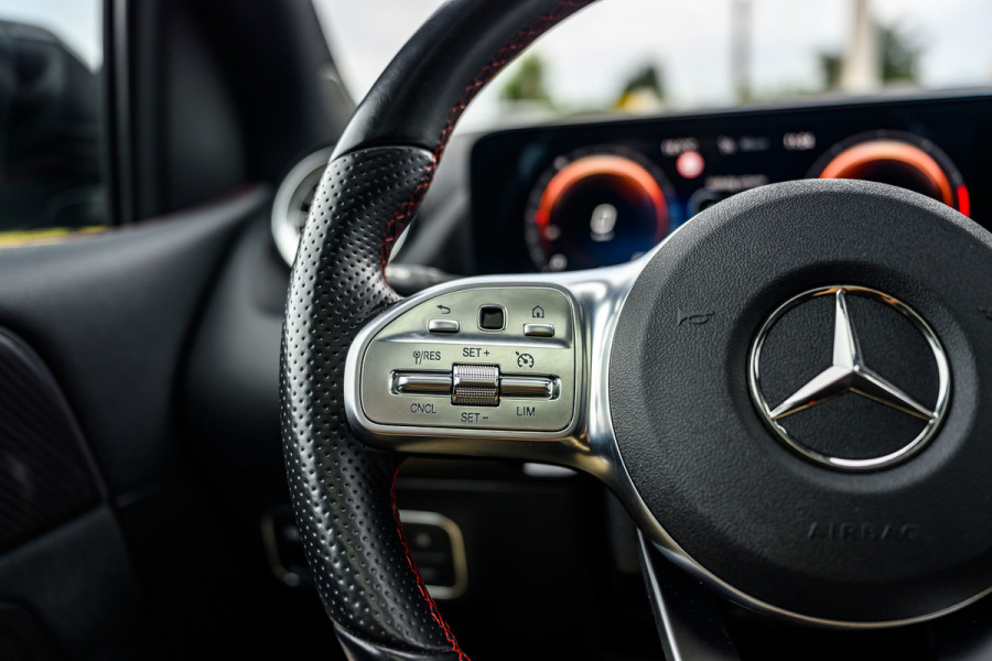 Mercedes-Benz B-Klasse 180 Business Solution AMG Pano/Sfeer/Camera/Memory