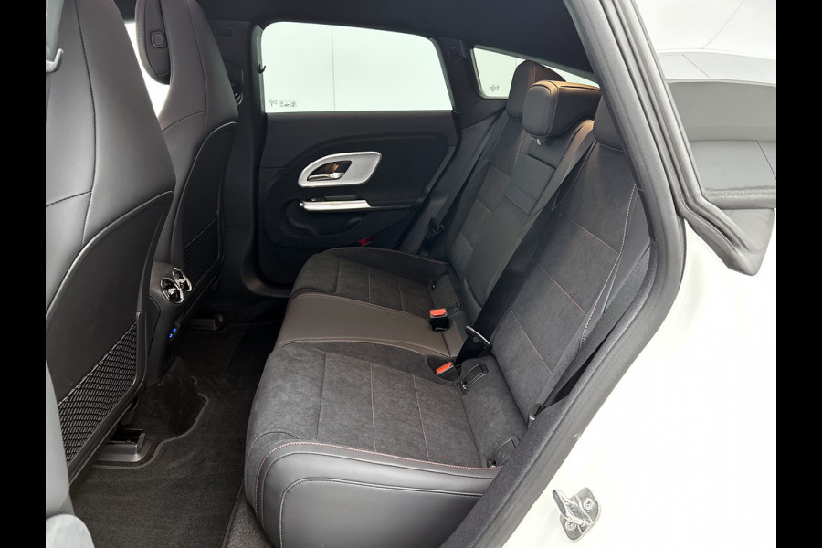 Mercedes-Benz CLA-Klasse Shooting Brake 250+ Business Solution AMG 85 kWh | Nightpakket | Trekhaak | Vast panoramadak |Sportstoelen | Massagefunctie | Warmtewerend, donkergetint glas | 18 inch vijfspaaks lichtmetalen AMG-velgen |