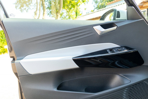 Volkswagen ID.3 First Plus 58 kWh Soh 89% I Panoramadak I Trekhaak I Cruise I Camera I Ergo Active I Zeer netjes