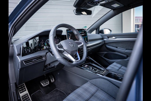 Volkswagen Golf 8.5 1.5 eHybrid GTE - Pano l HUD l Trekhaak l 360cam