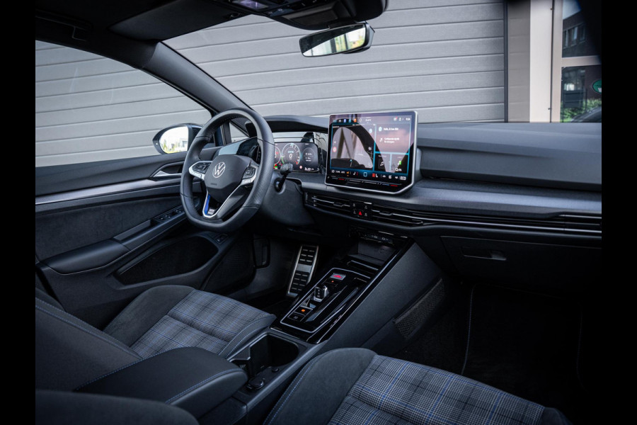 Volkswagen Golf 8.5 1.5 eHybrid GTE - Pano l HUD l Trekhaak l 360cam