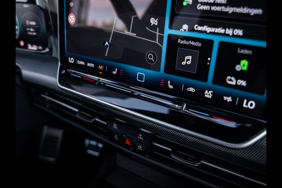 Volkswagen Golf 8.5 1.5 eHybrid GTE - Pano l HUD l Trekhaak l 360cam