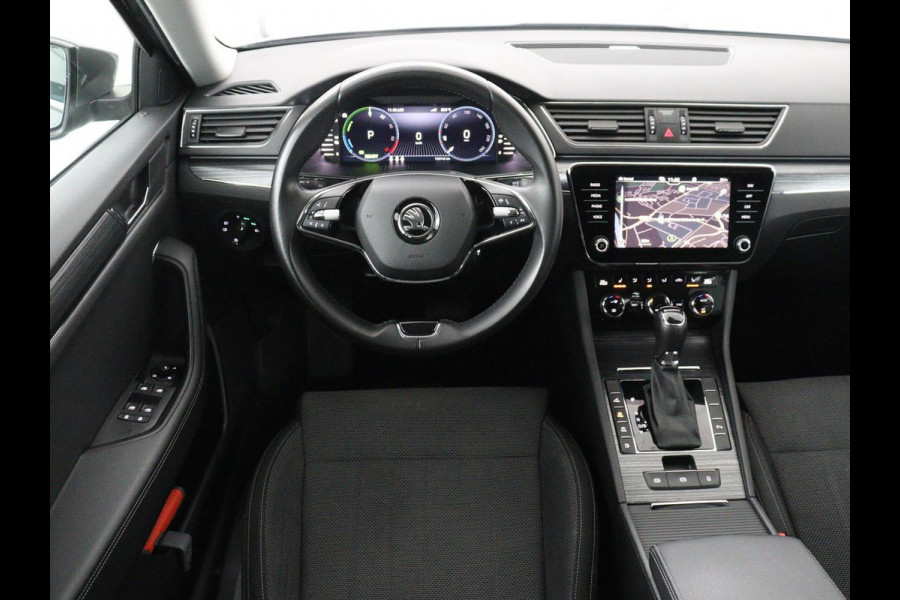 Škoda Superb Combi 1.4 TSI iV Business Edition Plus | SOH 93,2% | Camera | Cruise control | Navigatie | DAB+ | Carplay | Climate control | Sfeerverlichting