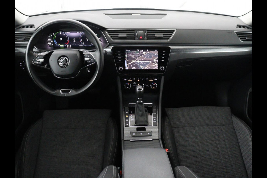 Škoda Superb Combi 1.4 TSI iV Business Edition Plus | SOH 93,2% | Camera | Cruise control | Navigatie | DAB+ | Carplay | Climate control | Sfeerverlichting