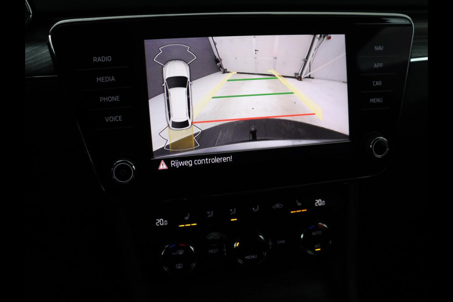 Škoda Superb Combi 1.4 TSI iV Business Edition Plus | SOH 93,2% | Camera | Cruise control | Navigatie | DAB+ | Carplay | Climate control | Sfeerverlichting