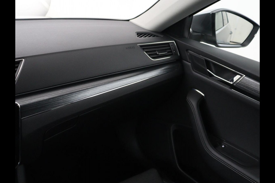 Škoda Superb Combi 1.4 TSI iV Business Edition Plus | SOH 93,2% | Camera | Cruise control | Navigatie | DAB+ | Carplay | Climate control | Sfeerverlichting