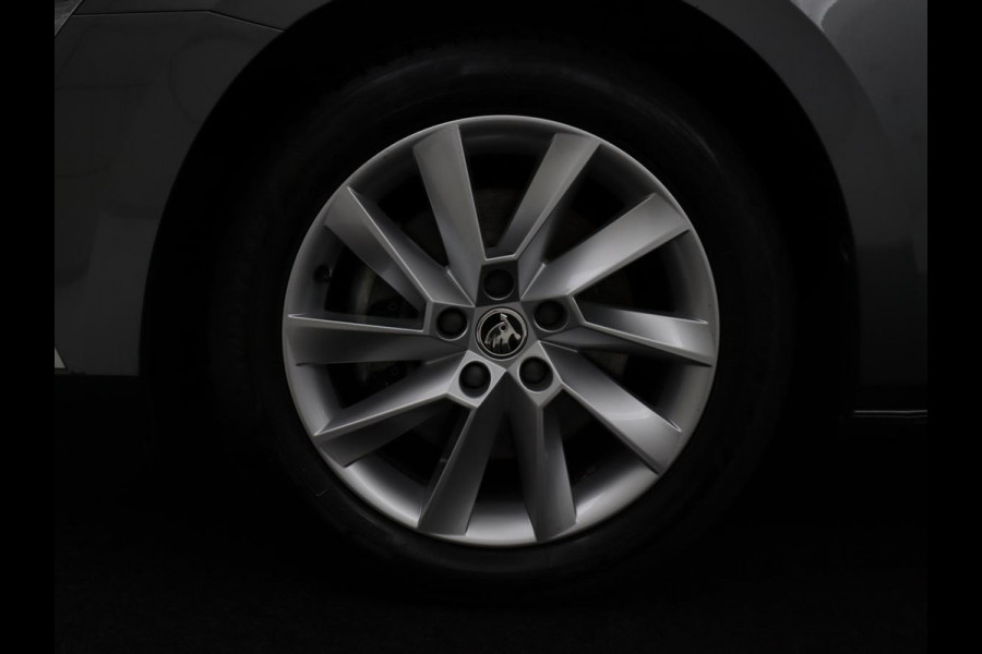 Škoda Superb Combi 1.4 TSI iV Business Edition Plus | SOH 93,2% | Camera | Cruise control | Navigatie | DAB+ | Carplay | Climate control | Sfeerverlichting