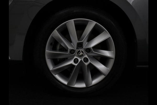 Škoda Superb Combi 1.4 TSI iV Business Edition Plus | SOH 93,2% | Camera | Cruise control | Navigatie | DAB+ | Carplay | Climate control | Sfeerverlichting