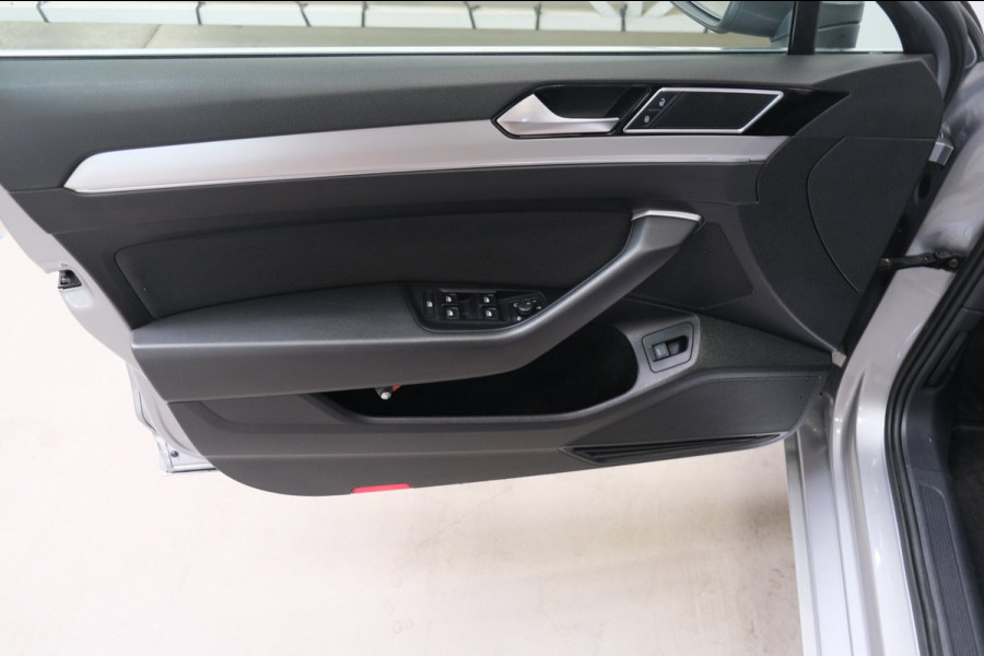 Volkswagen Passat Variant 1.5 TSI Comfortline Business Automaat - N.A.P. Airco ,Cruise, Navi, PDC, Carplay, Virtual display.
