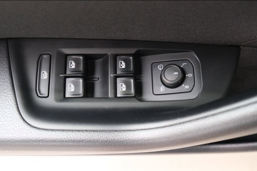 Volkswagen Passat Variant 1.5 TSI Comfortline Business Automaat - N.A.P. Airco ,Cruise, Navi, PDC, Carplay, Virtual display.