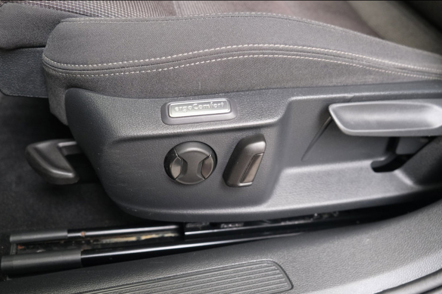 Volkswagen Passat Variant 1.5 TSI Comfortline Business Automaat - N.A.P. Airco ,Cruise, Navi, PDC, Carplay, Virtual display.