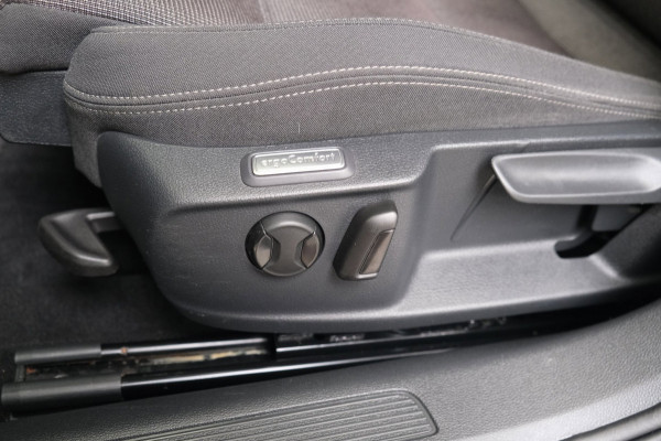 Volkswagen Passat Variant 1.5 TSI Comfortline Business Automaat - N.A.P. Airco ,Cruise, Navi, PDC, Carplay, Virtual display.