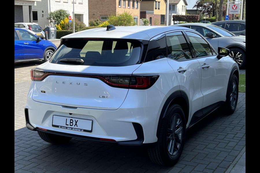 Lexus LBX 1.5 Comfort & Safety Pack | Dodehoekherkenning, Parkeersensoren, Keyless, Stoelverwarming