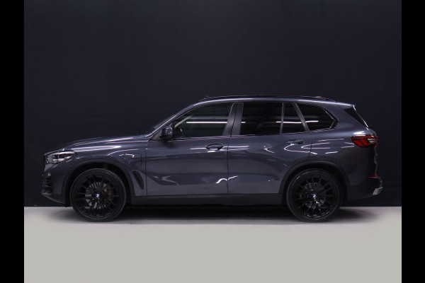 BMW X5 xDrive45e Sport [PANORAMADAK, HARMAN KARDON, TREKHAAK, LUCHTVERING, APPLE CARPLAY, ANDROID AUTO, MEMORY SEATS, M SPORT VELG, CAMERA, NIEUWSTAAT]