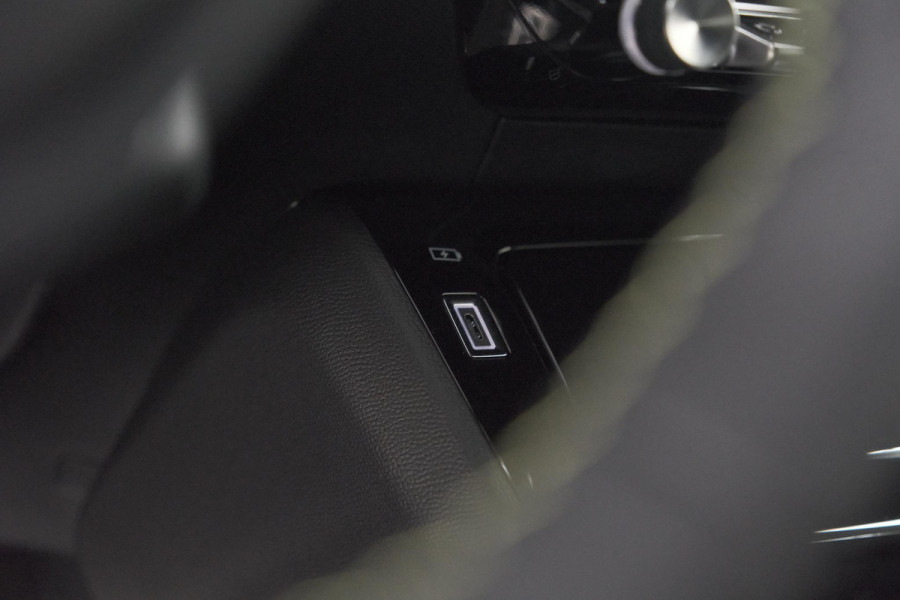 Peugeot e-2008 EV GT 54 kWh | 11 KW Lader | Warmtepomp | Camera | Alcantara Pakket | Stoelmassage