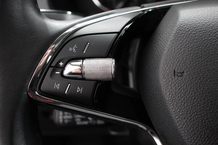 Škoda Kamiq 1.0 TSI 110 pk DSG Life Navigatie Apple Carplay/Android Auto Adaptieve Cruise Control Parkeersensor achter Verwarmde voorstoelen LED-verlichting voor Dakrail DAB