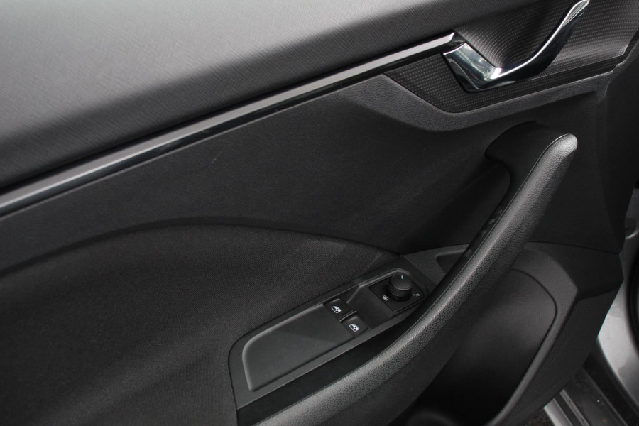 Škoda Kamiq 1.0 TSI 110 pk DSG Life Navigatie Apple Carplay/Android Auto Adaptieve Cruise Control Parkeersensor achter Verwarmde voorstoelen LED-verlichting voor Dakrail DAB