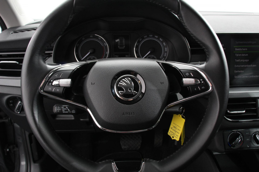 Škoda Kamiq 1.0 TSI 110 pk DSG Life Navigatie Apple Carplay/Android Auto Adaptieve Cruise Control Parkeersensor achter Verwarmde voorstoelen LED-verlichting voor Dakrail DAB