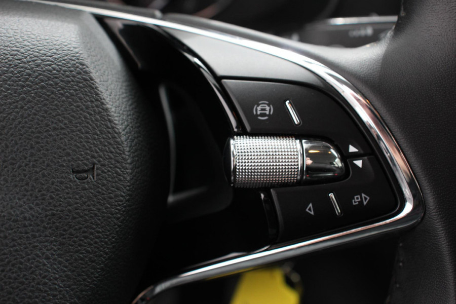 Škoda Kamiq 1.0 TSI 110 pk DSG Life Navigatie Apple Carplay/Android Auto Adaptieve Cruise Control Parkeersensor achter Verwarmde voorstoelen LED-verlichting voor Dakrail DAB