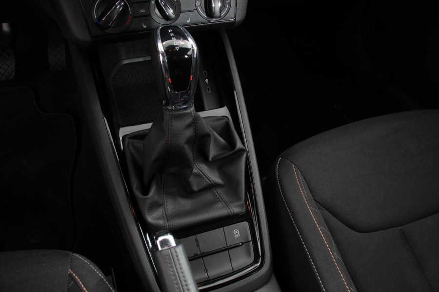 Škoda Kamiq 1.0 TSI 110 pk DSG Life Navigatie Apple Carplay/Android Auto Adaptieve Cruise Control Parkeersensor achter Verwarmde voorstoelen LED-verlichting voor Dakrail DAB