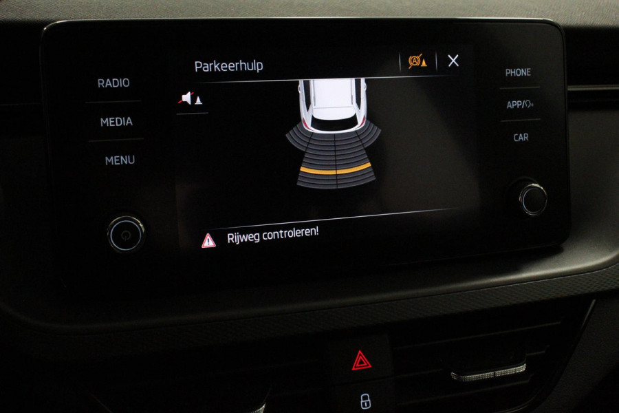Škoda Kamiq 1.0 TSI 110 pk DSG Life Navigatie Apple Carplay/Android Auto Adaptieve Cruise Control Parkeersensor achter Verwarmde voorstoelen LED-verlichting voor Dakrail DAB