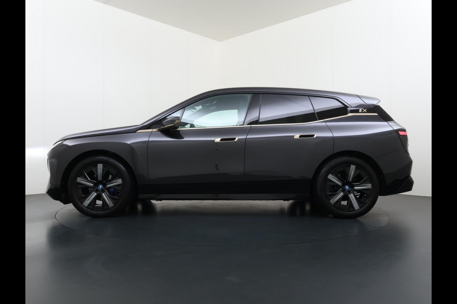 BMW iX xDrive40 Business Edition Plus 77 kWh SOH 100% | DRIVING ASSISTENT PROF. | STOEL + STUURVERWARMING EN MASSAGE| ELEKTRISCHE TREKHAAK| SKYLOUNGE | LASER|